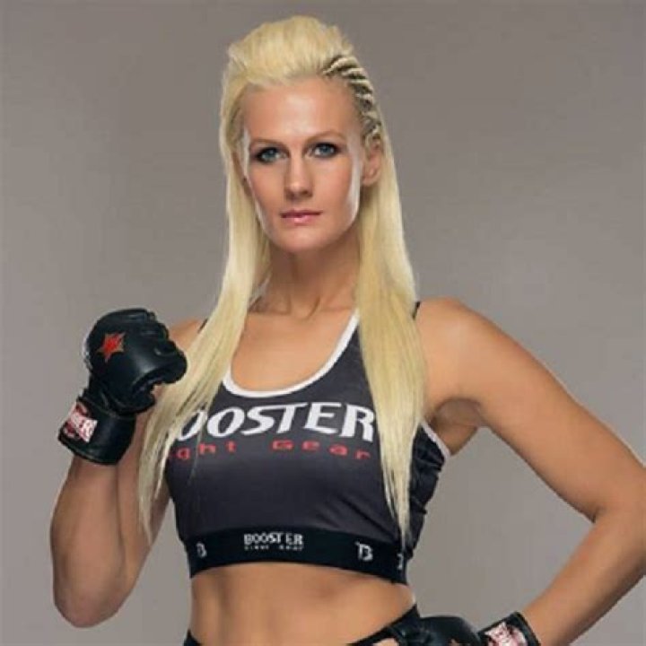 Cindy Dandois Salary and Net worth (Wiki, Age, Height, Boyfriend, Children, Instagram)