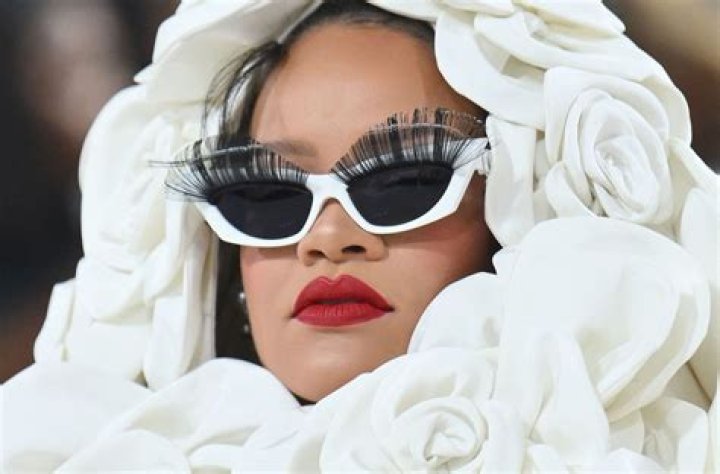 Does Rihanna Wear False Eyelashes?