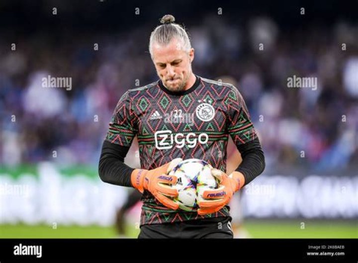 Dutch Goalkeeper Remko Pasveer's Salary, Net Worth, Age, Wiki, Parents, Girlfriend, Wife, Transfer, Stats, Instagram