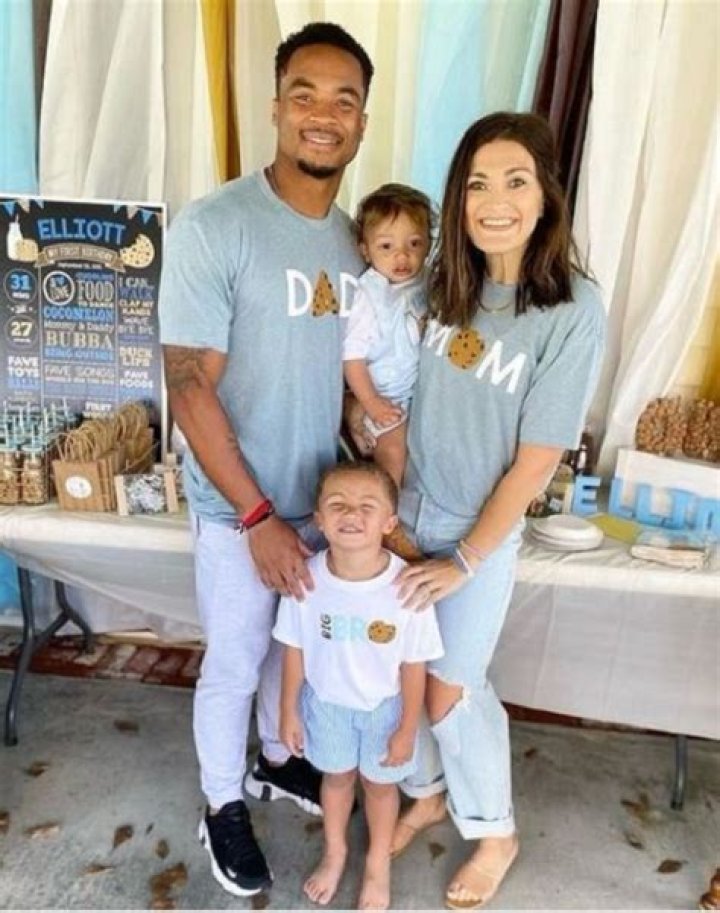 Elijah Mitchell Bio, Age, Net Worth, Salary, NFL, Wife, & Children