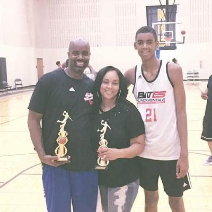 Emoni Bates Basketball Career, Earnings, and Salary (Bio, Age, Family, Affair, Girlfriend)