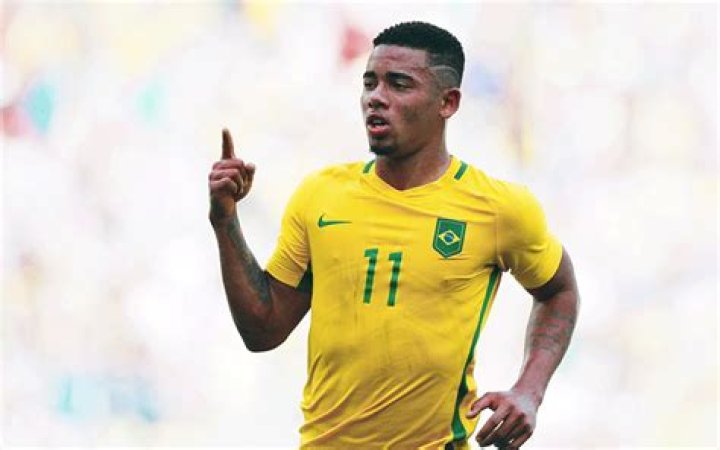 
Is the Brazilian Footballer Gabriel Jesus Married or Dating Anyone? His Family and Friends