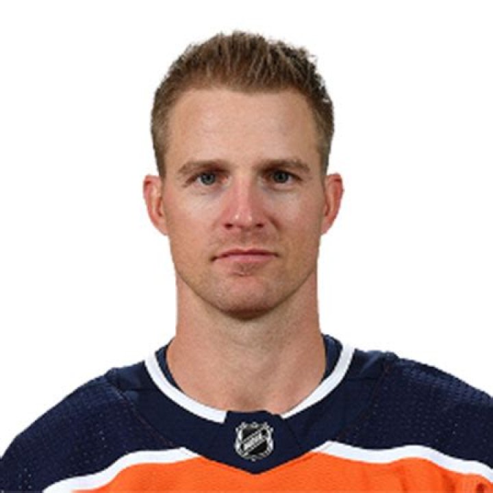 Kyle Brodziak Biography-salary, net worth, married, relationship, affair, contract, stats, age, nationality, wife, children, family, height