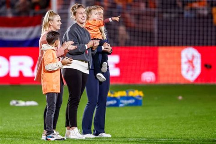 Sari van Veenendaal Salary and Earnings as a Footballer; Is she Married? Who is her Partner? Sari's Family, Childhood, Relationship