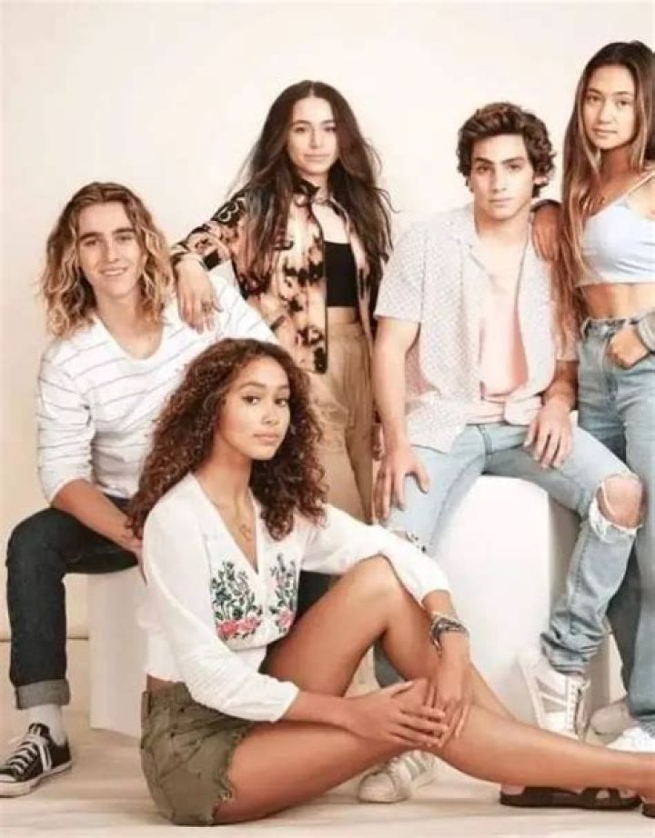 Who Does Poppy End Up With In Surviving Summer? Ending Explained!